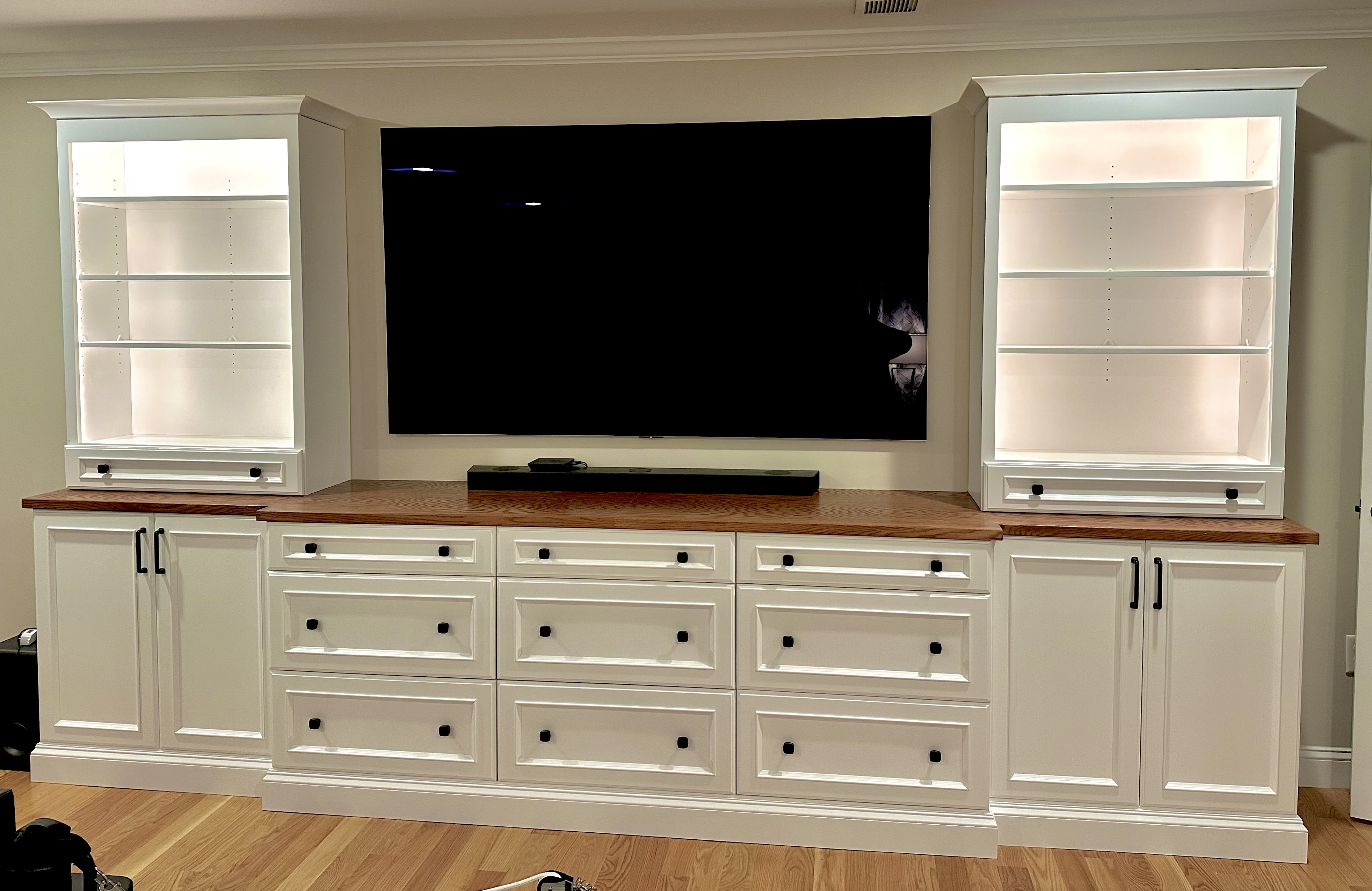 Built in bar with grey cabinets and a paneled backsplash